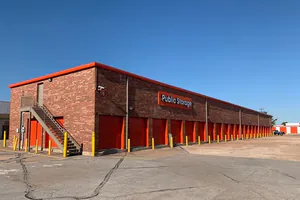 Public Storage - Mustang - 104 W Armstrong Dr 